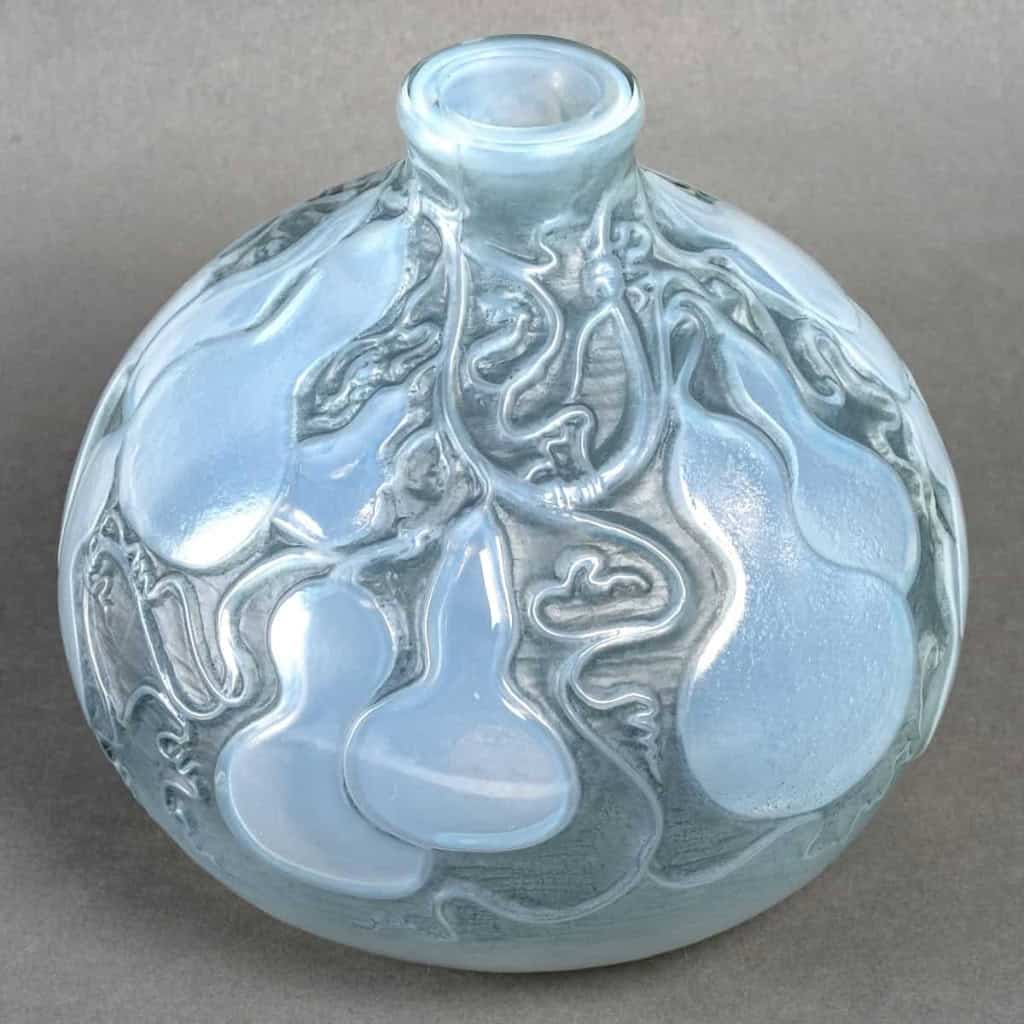 Vase « Courges » verre opalescent patiné bleu de René LALIQUE | Biron Vase "Courges" verre opalescent patiné bleu de René LALIQUE