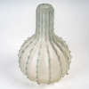Vase « Dentelé » verre blanc patiné bleu de René LALIQUE | Biron Vase "Dentelé" verre blanc patiné bleu de René LALIQUE