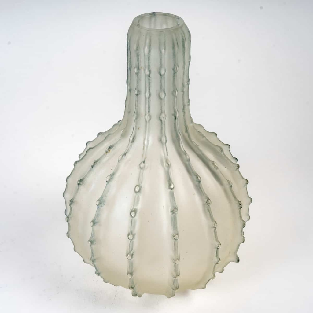 Vase « Dentelé » verre blanc patiné bleu de René LALIQUE | Biron Vase "Dentelé" verre blanc patiné bleu de René LALIQUE