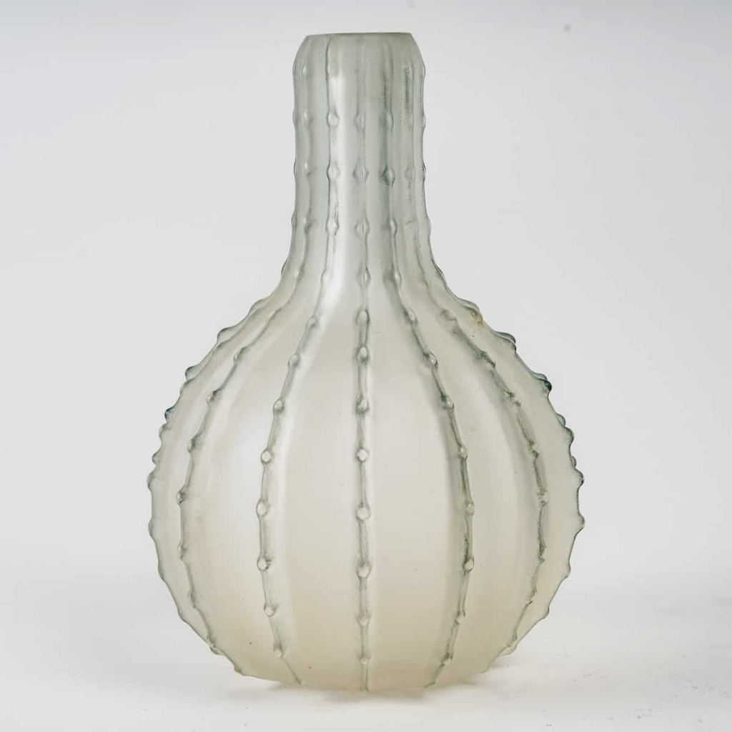 Vase « Dentelé » verre blanc patiné bleu de René LALIQUE | Biron Vase "Dentelé" verre blanc patiné bleu de René LALIQUE