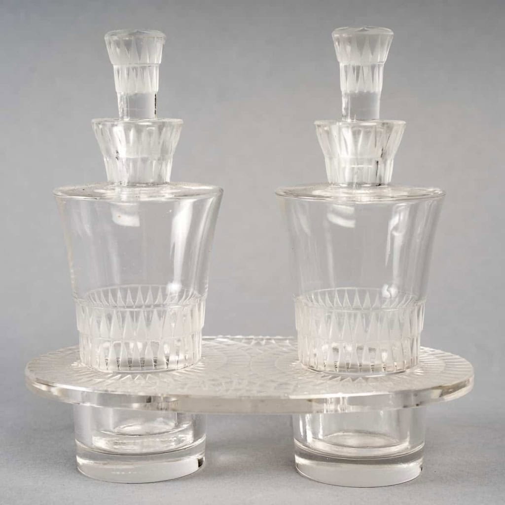 Huilier Vinaigrier « Bourgueil » en verre blanc de René LALIQUE | Biron Huilier Vinaigrier "Bourgueil" en verre blanc de René LALIQUE