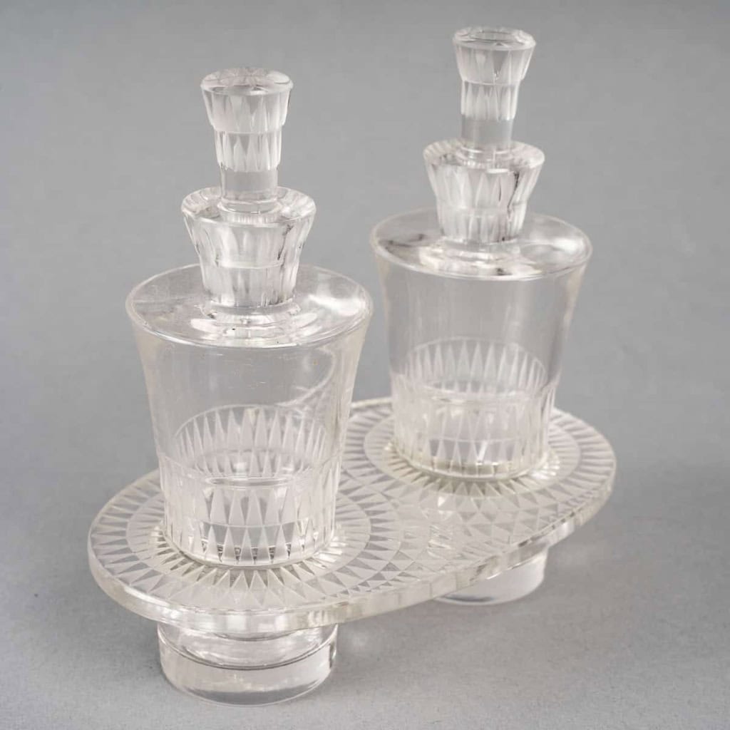Huilier Vinaigrier « Bourgueil » en verre blanc de René LALIQUE | Biron Huilier Vinaigrier "Bourgueil" en verre blanc de René LALIQUE