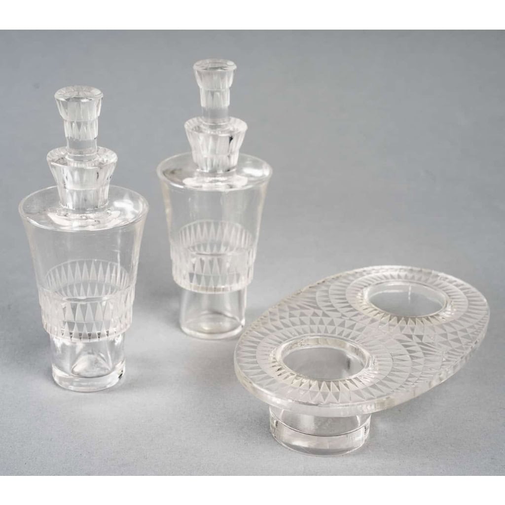 Huilier Vinaigrier « Bourgueil » en verre blanc de René LALIQUE | Biron Huilier Vinaigrier "Bourgueil" en verre blanc de René LALIQUE