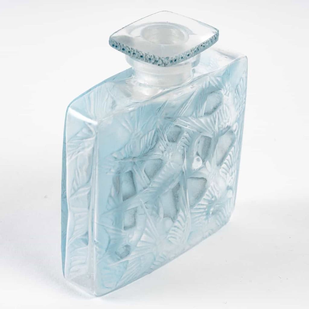Flacon « Carré Plat Hirondelles » verre blanc patiné bleu de René LALIQUE | Biron Flacon « Carré Plat Hirondelles » verre blanc patiné bleu de René LALIQUE
