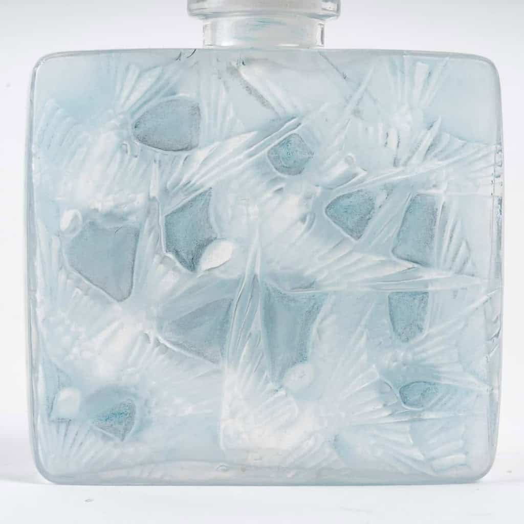 Flacon « Carré Plat Hirondelles » verre blanc patiné bleu de René LALIQUE | Biron Flacon « Carré Plat Hirondelles » verre blanc patiné bleu de René LALIQUE