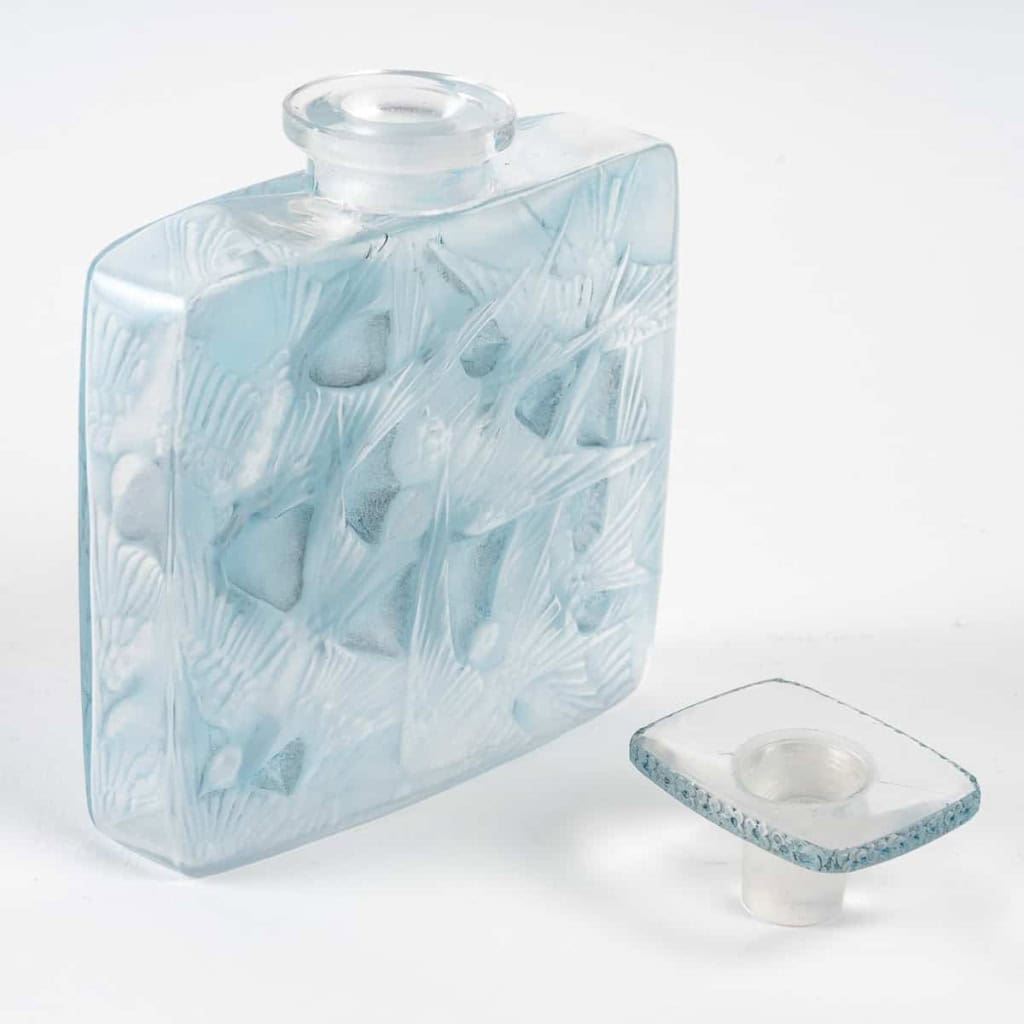 Flacon « Carré Plat Hirondelles » verre blanc patiné bleu de René LALIQUE | Biron Flacon « Carré Plat Hirondelles » verre blanc patiné bleu de René LALIQUE
