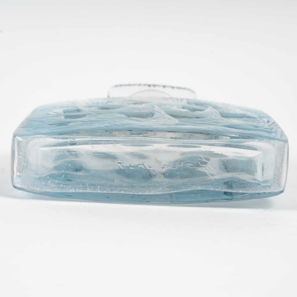 Flacon « Carré Plat Hirondelles » verre blanc patiné bleu de René LALIQUE | Biron Flacon « Carré Plat Hirondelles » verre blanc patiné bleu de René LALIQUE