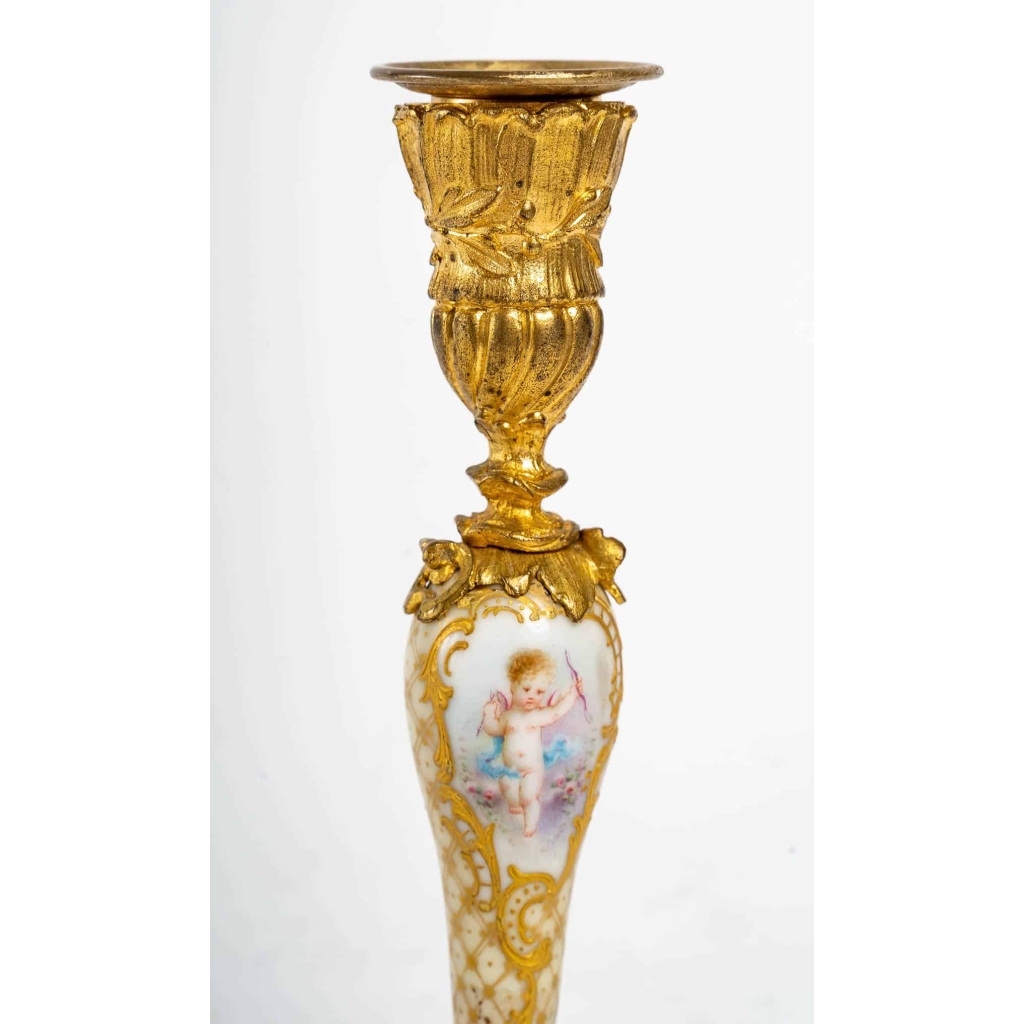 Paire de vases miniatures en porcelaine et bronze doré XIXème siècle