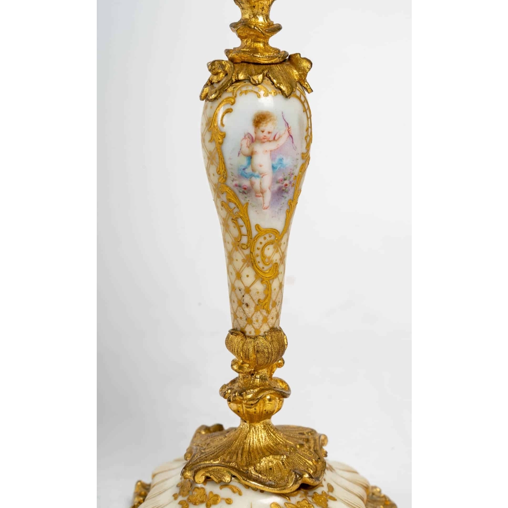 Paire de vases miniatures en porcelaine et bronze doré XIXème siècle