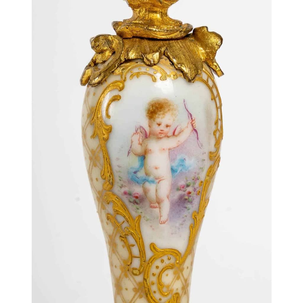 Paire de vases miniatures en porcelaine et bronze doré XIXème siècle
