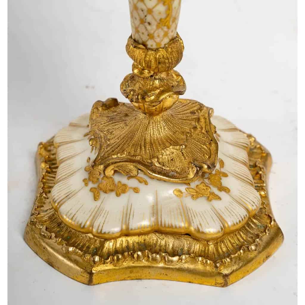 Paire de vases miniatures en porcelaine et bronze doré XIXème siècle