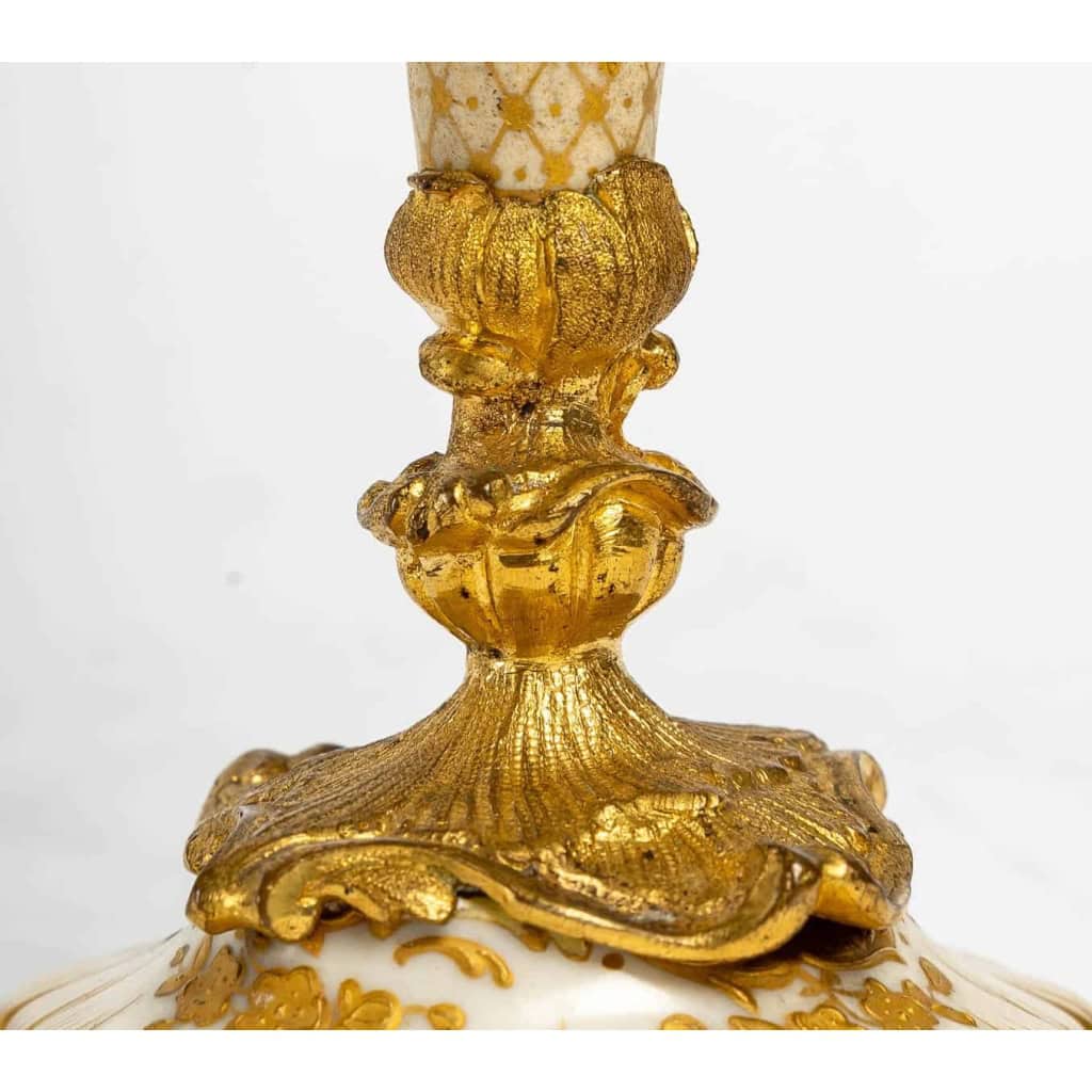 Paire de vases miniatures en porcelaine et bronze doré XIXème siècle