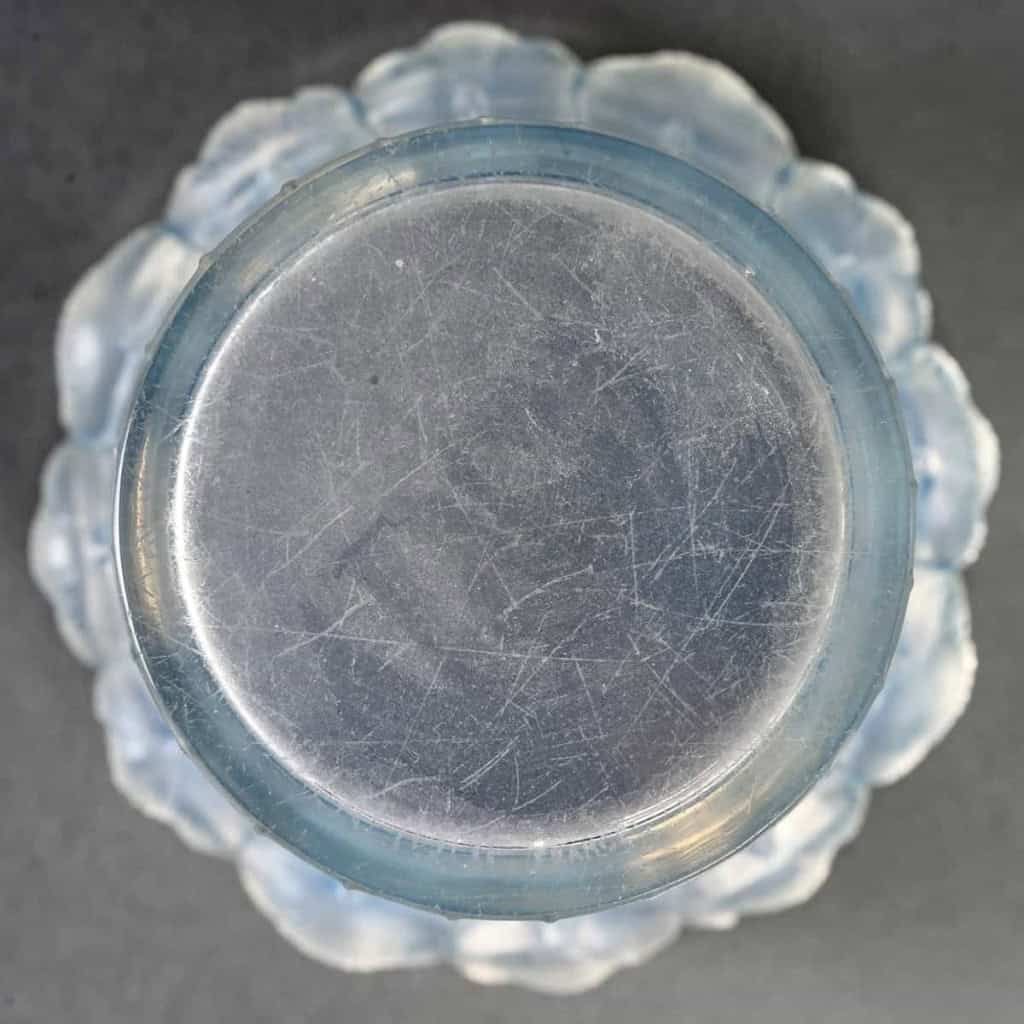 Vase « Boutons d’Or » verre opalescent patiné bleu de René LALIQUE | Biron Vase « Boutons d'Or » verre opalescent patiné bleu de René LALIQUE