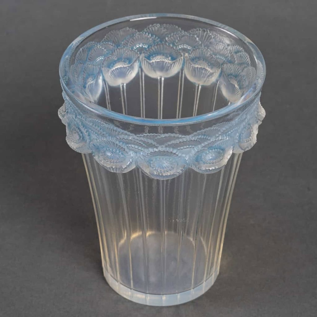Vase « Boutons d’Or » verre opalescent patiné bleu de René LALIQUE | Biron Vase « Boutons d'Or » verre opalescent patiné bleu de René LALIQUE