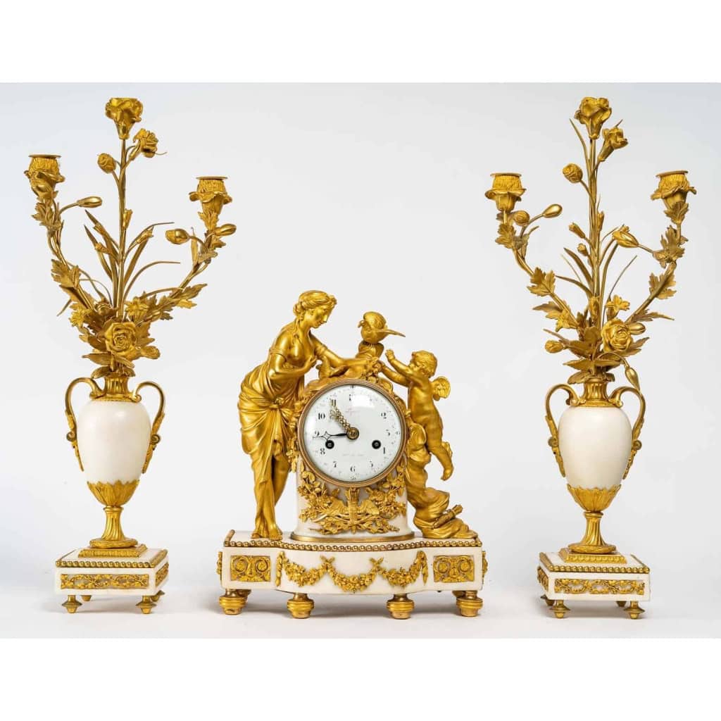 Une garniture de cheminée en bronze doré et marbre blanc XVIIIème siècle | Biron ||||