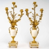 Une garniture de cheminée en bronze doré et marbre blanc XVIIIème siècle | Biron Une garniture de cheminée en bronze doré et marbre blanc XVIIIème siècle
