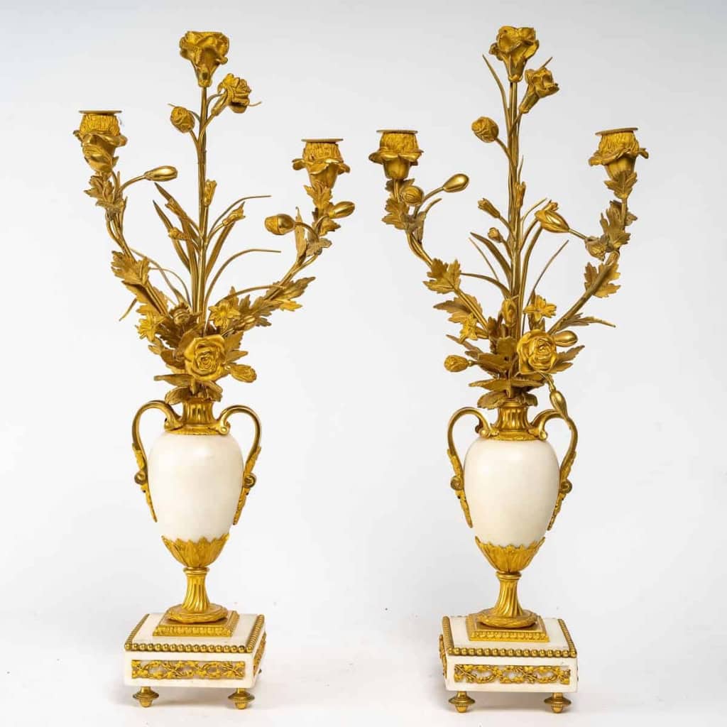 Une garniture de cheminée en bronze doré et marbre blanc XVIIIème siècle | Biron Une garniture de cheminée en bronze doré et marbre blanc XVIIIème siècle