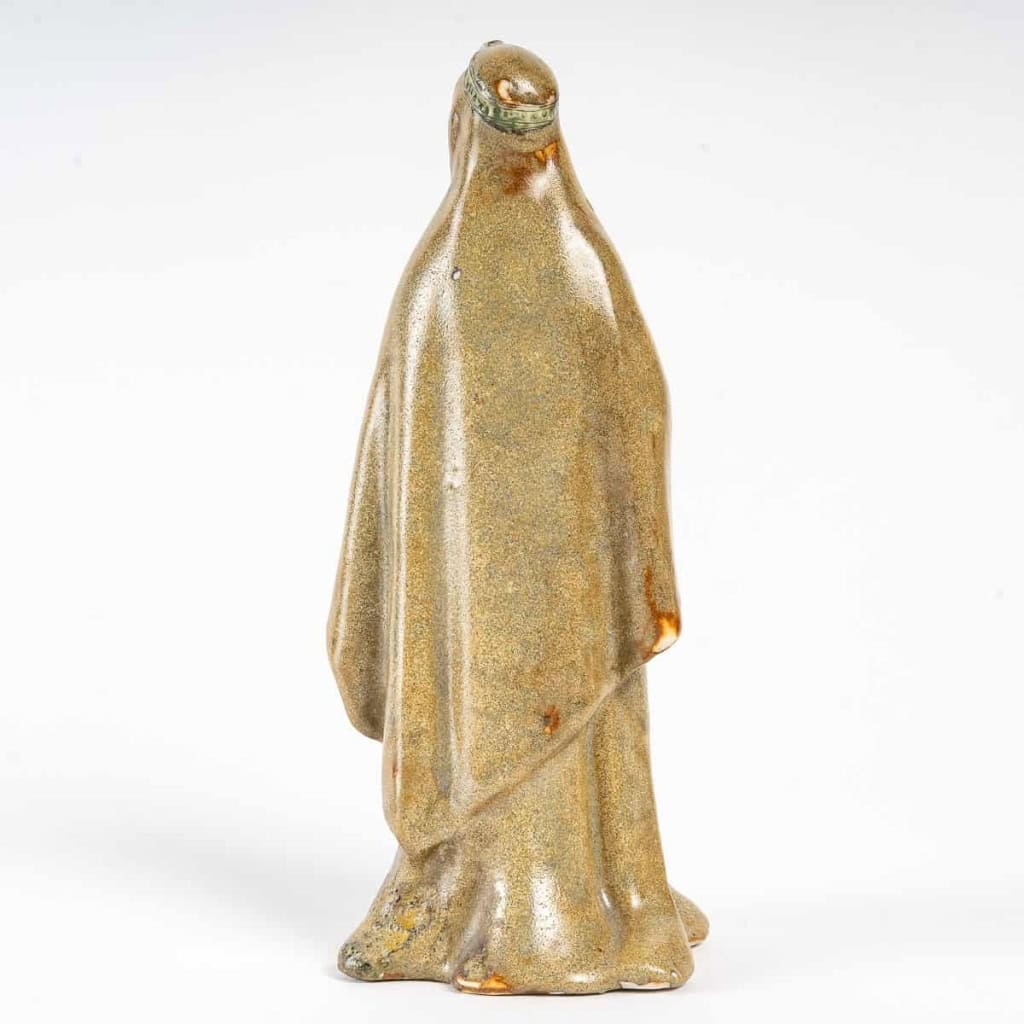 Figure allégorique du Moyen Âge en grès, travail Art Nouveau, signé "BS", fin XIXe - début du XXe siècle.