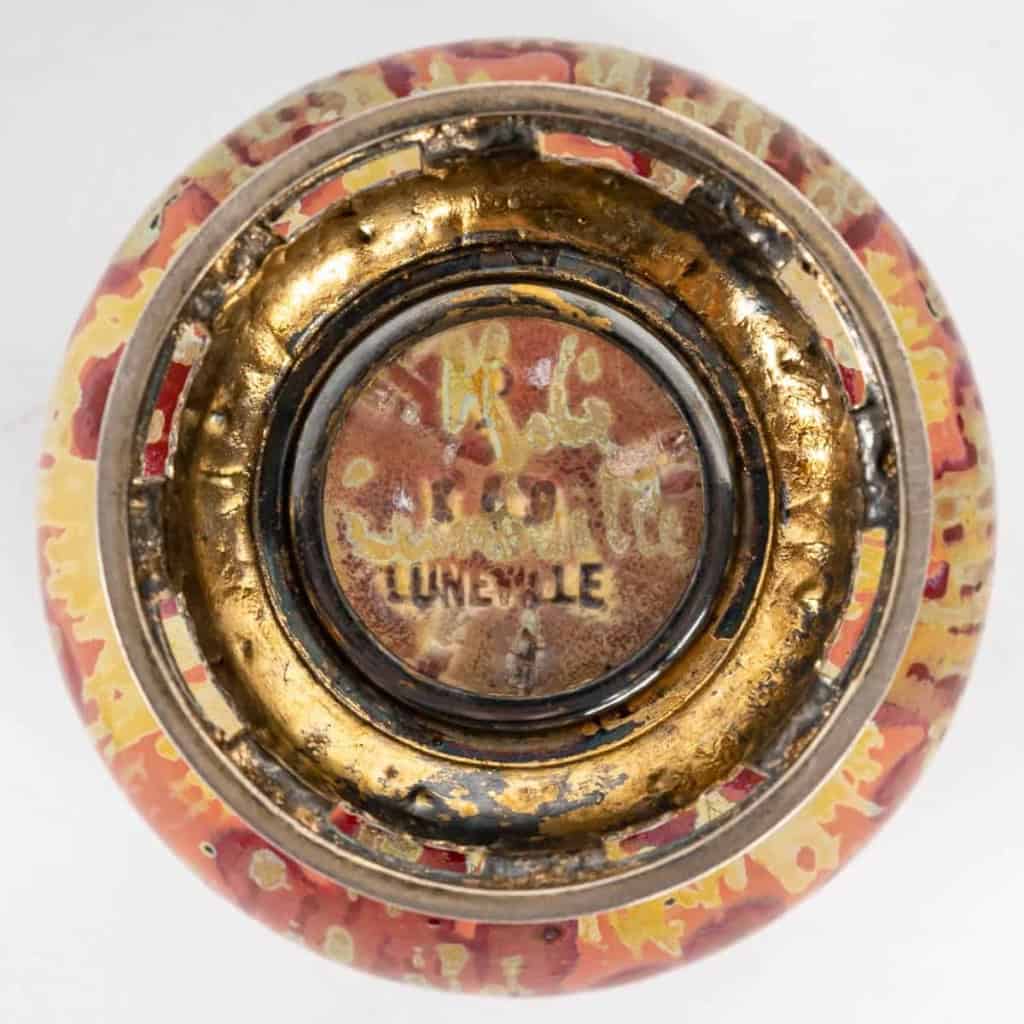 Élégant petit vase en grès flammé de Lunéville, monté sur un socle en argent poinçonné, circa 1890-1900 | Biron Élégant petit vase en grès flammé de Lunéville, monté sur un socle en argent poinçonné, circa 1890-1900