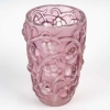 Vase « Raisins » verre blanc patiné rose de René LALIQUE | Biron Vase « Raisins » verre blanc patiné rose de René LALIQUE