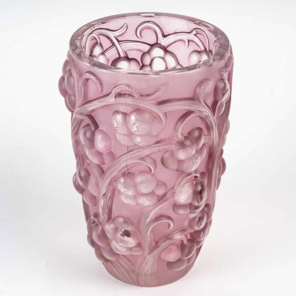 Vase « Raisins » verre blanc patiné rose de René LALIQUE | Biron Vase « Raisins » verre blanc patiné rose de René LALIQUE