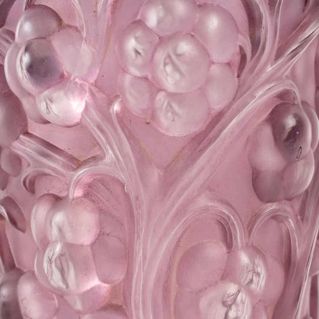 Vase « Raisins » verre blanc patiné rose de René LALIQUE | Biron Vase « Raisins » verre blanc patiné rose de René LALIQUE