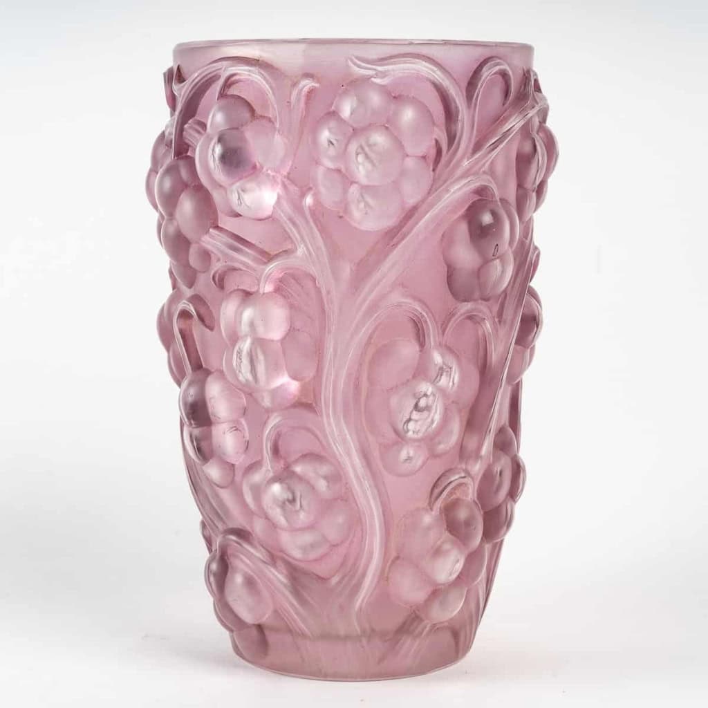 Vase « Raisins » verre blanc patiné rose de René LALIQUE | Biron Vase « Raisins » verre blanc patiné rose de René LALIQUE