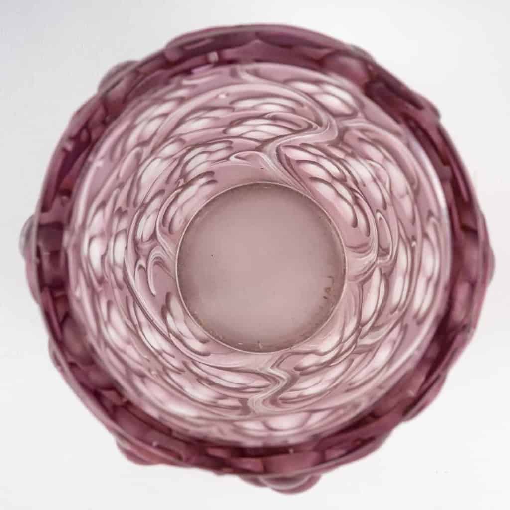 Vase « Raisins » verre blanc patiné rose de René LALIQUE | Biron Vase « Raisins » verre blanc patiné rose de René LALIQUE