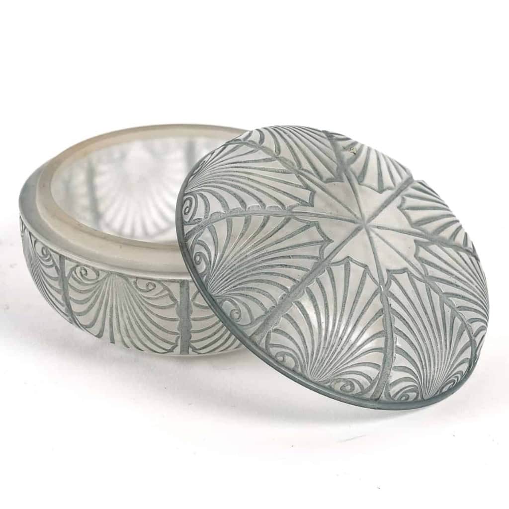 Boîte « Coquilles » verre blanc patiné bleu de René LALIQUE | Biron Boîte "Coquilles" verre blanc patiné bleu de René LALIQUE