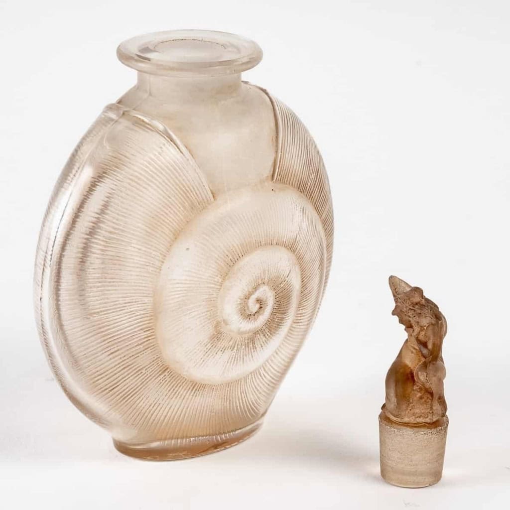 Flacon « Amphitrite » verre blanc patiné sépia de René LALIQUE | Biron Flacon "Amphitrite" verre blanc patiné sépia de René LALIQUE