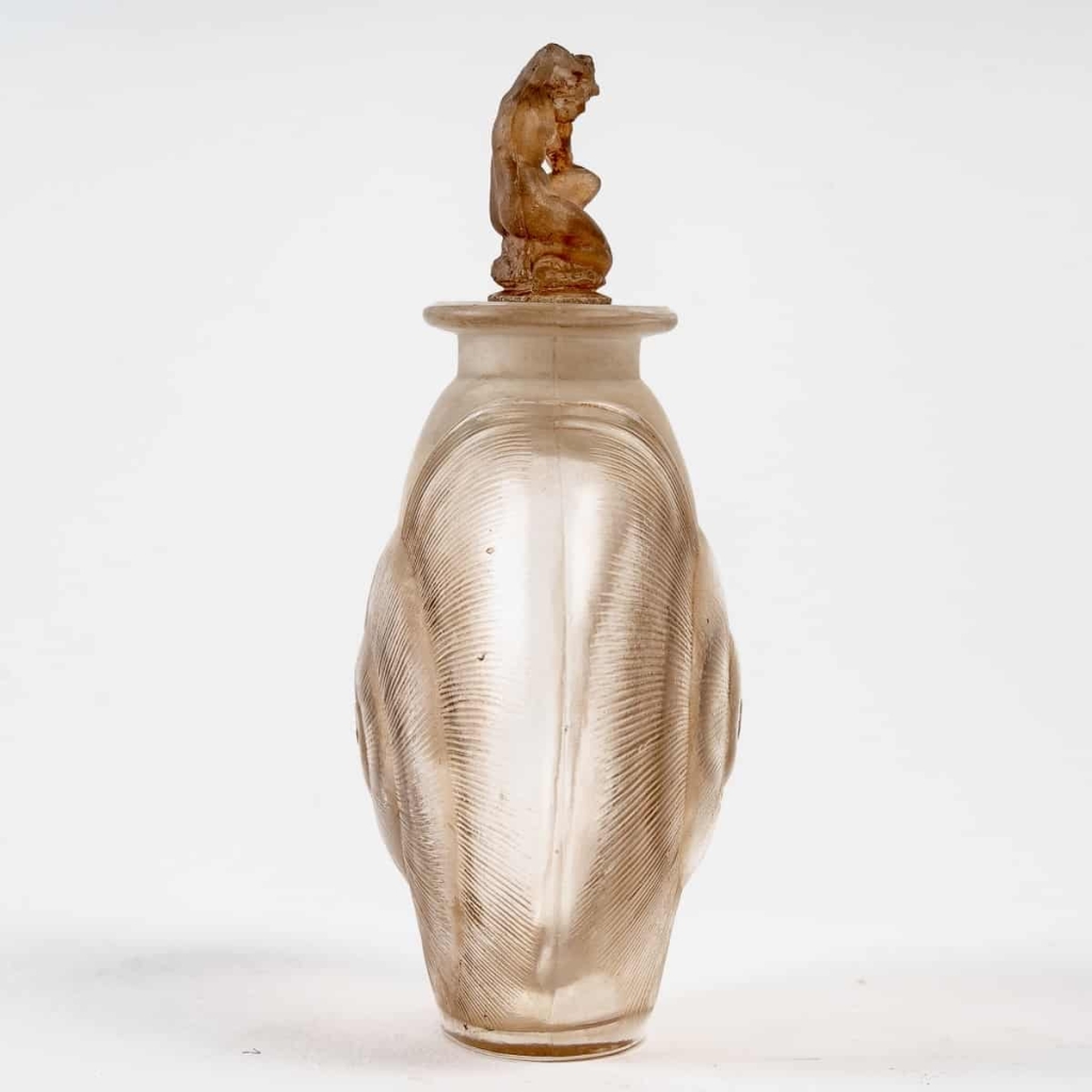 Flacon « Amphitrite » verre blanc patiné sépia de René LALIQUE | Biron Flacon "Amphitrite" verre blanc patiné sépia de René LALIQUE