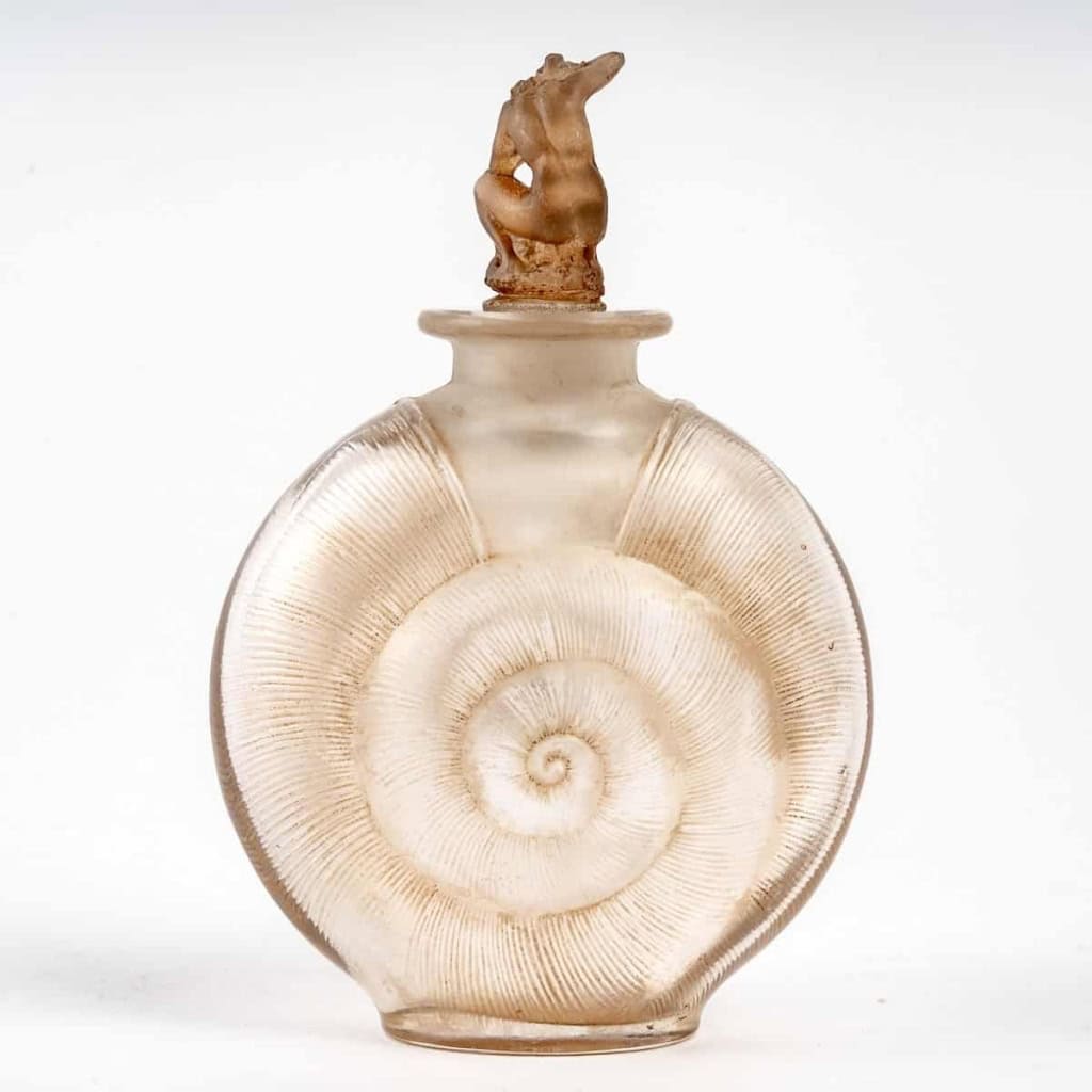 Flacon « Amphitrite » verre blanc patiné sépia de René LALIQUE | Biron Flacon "Amphitrite" verre blanc patiné sépia de René LALIQUE