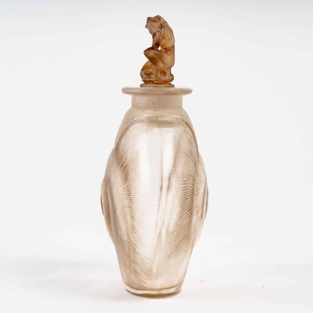 Flacon « Amphitrite » verre blanc patiné sépia de René LALIQUE | Biron Flacon "Amphitrite" verre blanc patiné sépia de René LALIQUE