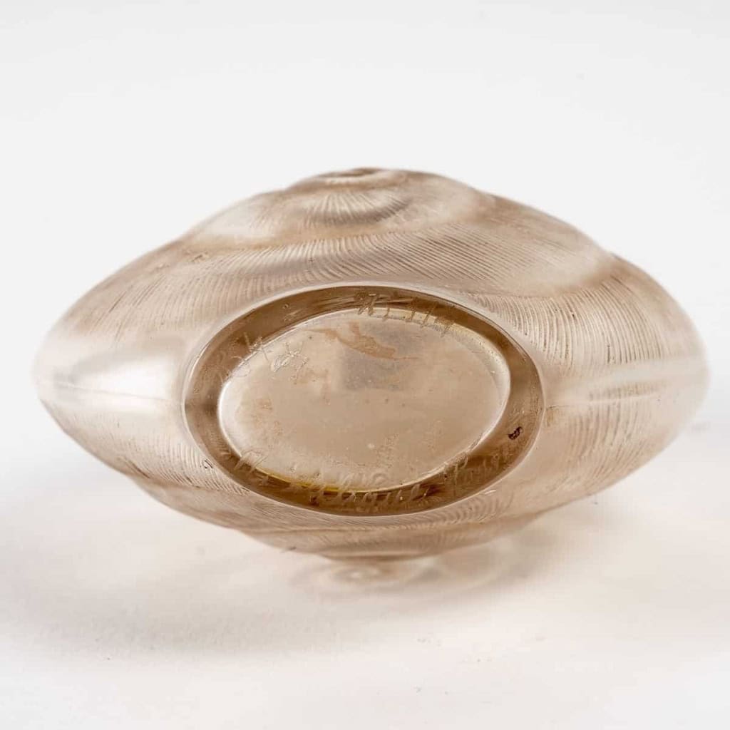 Flacon « Amphitrite » verre blanc patiné sépia de René LALIQUE | Biron Flacon "Amphitrite" verre blanc patiné sépia de René LALIQUE