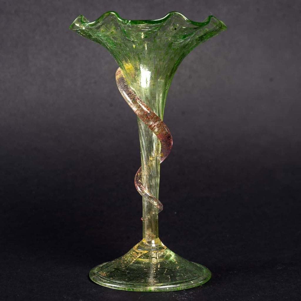 Vase tulipe vert au serpent rose de Salviati | Biron Vase tulipe vert au serpent rose de Salviati