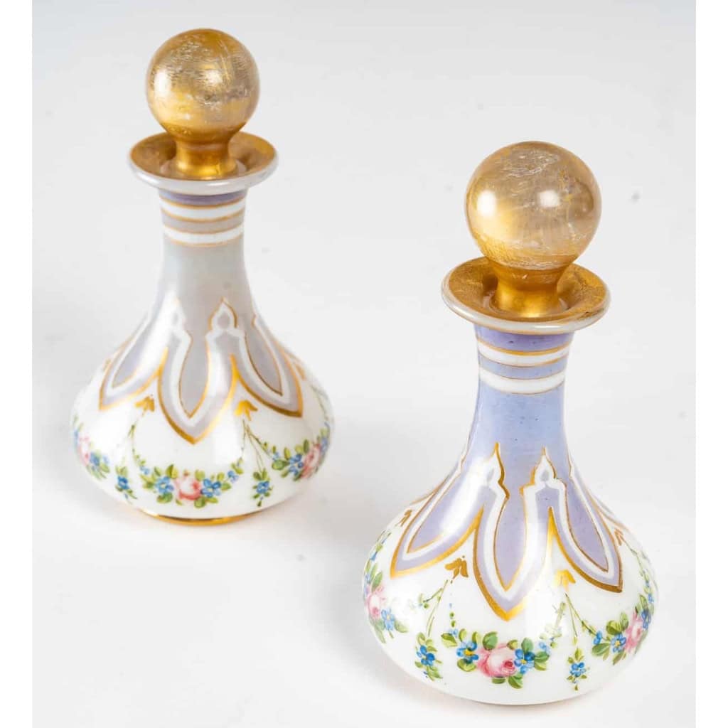 Paire de Flacons en Opaline Peinte et Dorée, Epoque Napoléon III | Biron Paire de Flacons en Opaline Peinte et Dorée, Epoque Napoléon III