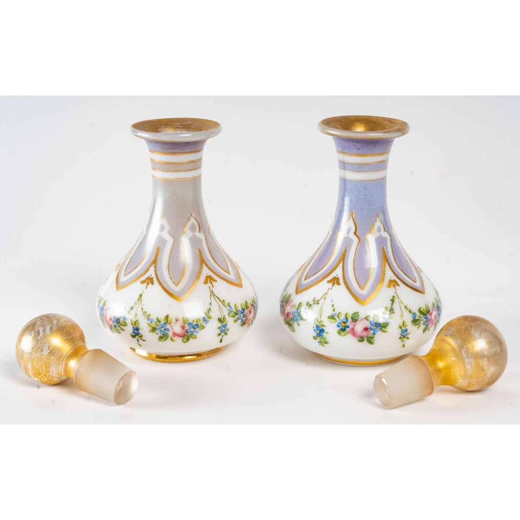 Paire de Flacons en Opaline Peinte et Dorée, Epoque Napoléon III | Biron Paire de Flacons en Opaline Peinte et Dorée, Epoque Napoléon III
