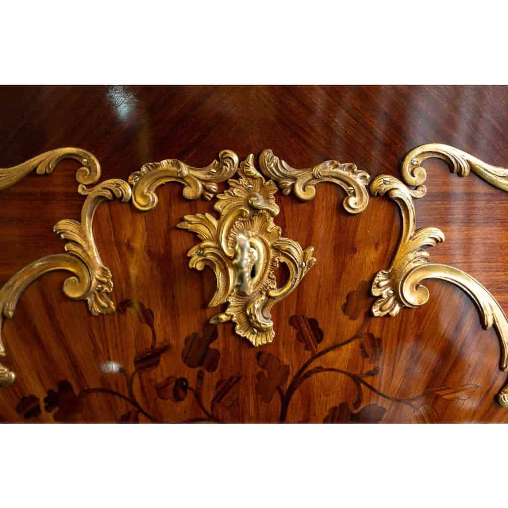 Chardonnay , Ebéniste- Commode De Style Régence Marquetée De Gerbes Fleuries.circa 1890. | Biron Chardonnay , Ebéniste- Commode De Style Régence Marquetée De Gerbes Fleuries.circa 1890.