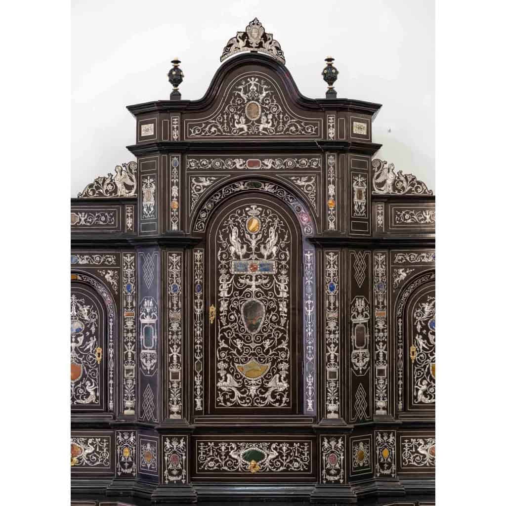 Grand meuble italien en bois noirci du XIXème siècle | Biron Grand meuble italien en bois noirci du XIXème siècle