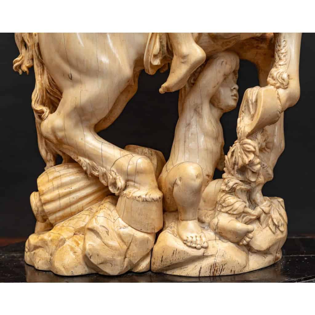 L’enlèvement de Déjanire par Nessus en ivoire, XIXème siècle | Biron L'enlèvement de Déjanire par Nessus en ivoire, XIXème siècle