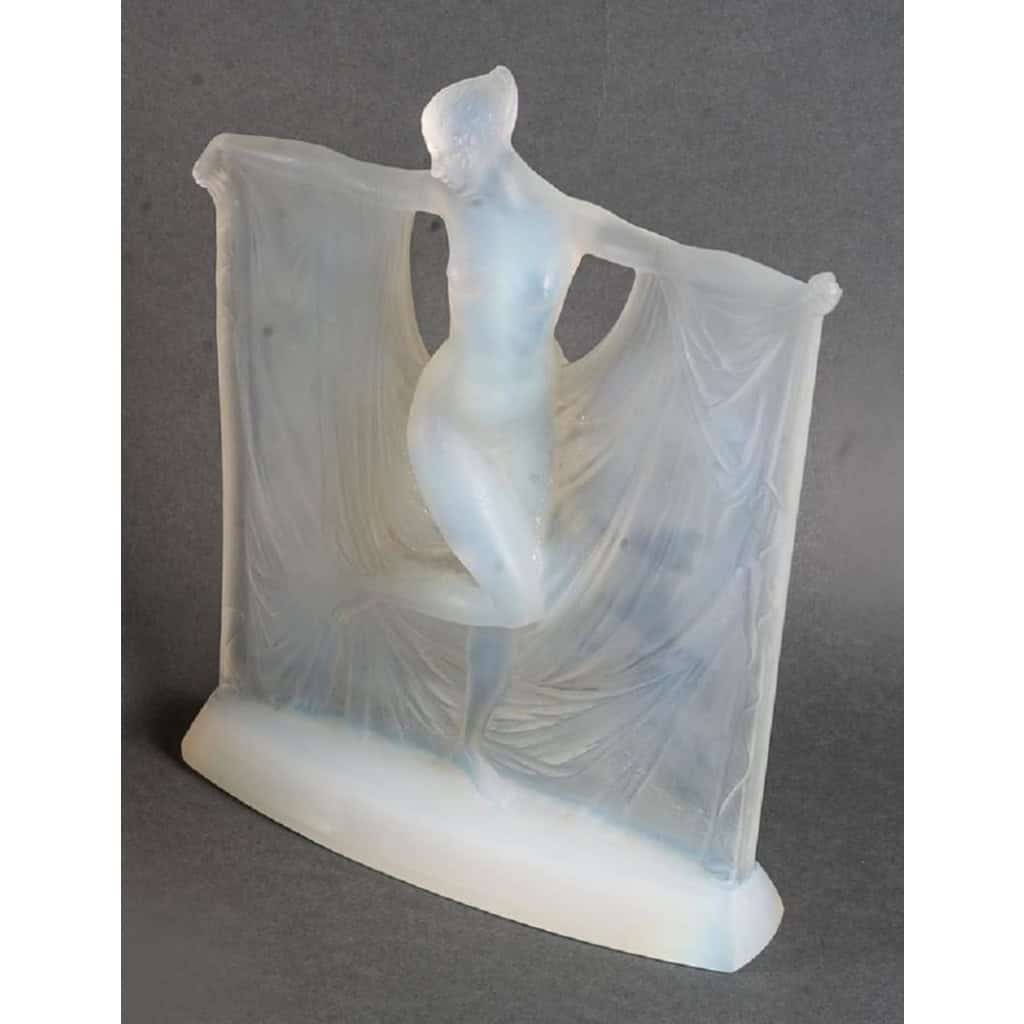 René Lalique (1860-1945): « Suzanne » statuette en verre opalescent | Biron René Lalique (1860-1945): "Suzanne" statuette en verre opalescent