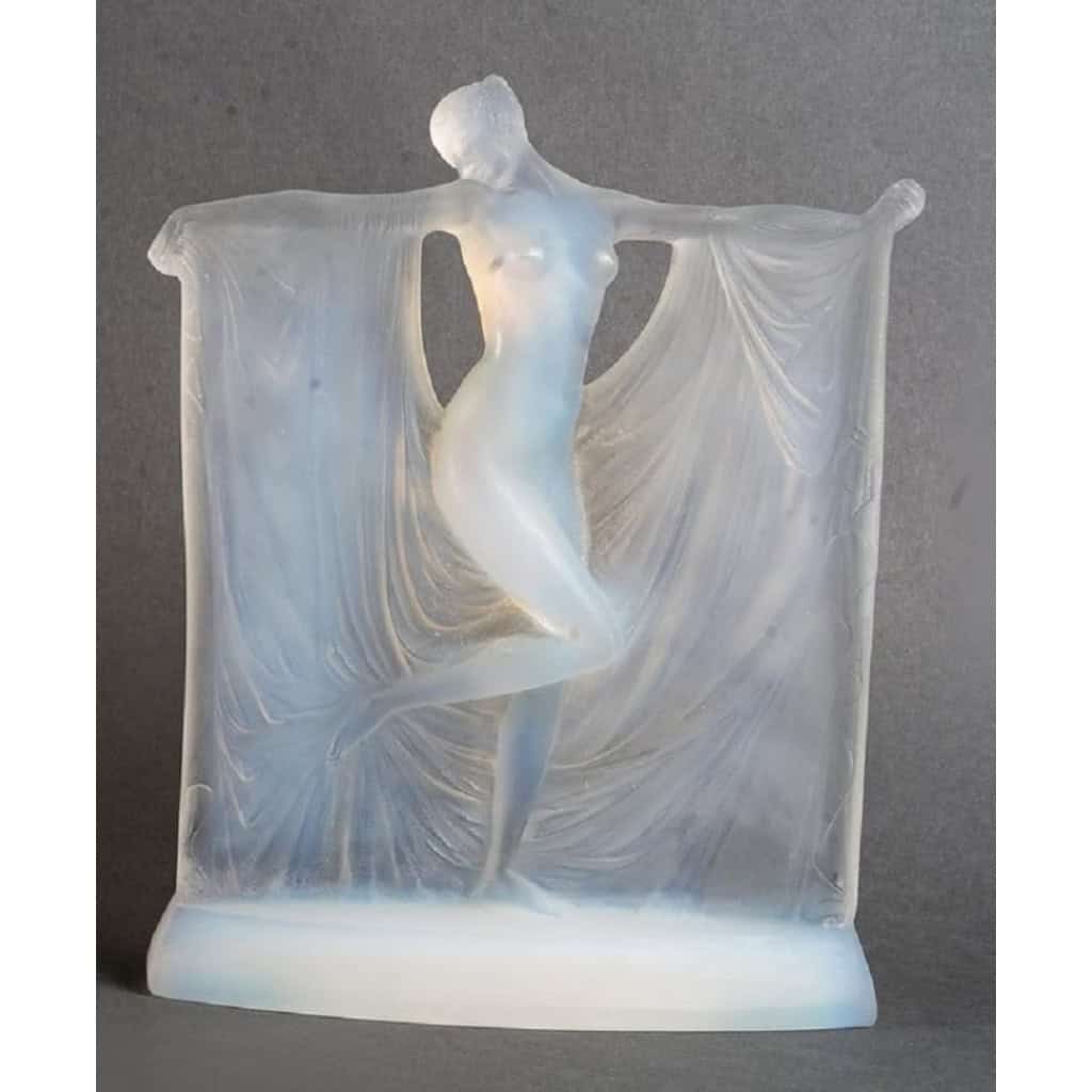 René Lalique (1860-1945): « Suzanne » statuette en verre opalescent | Biron René Lalique (1860-1945): "Suzanne" statuette en verre opalescent