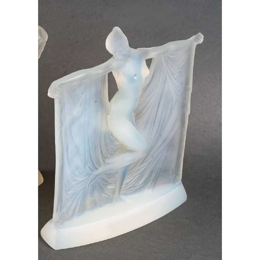 René Lalique (1860-1945): « Suzanne » statuette en verre opalescent | Biron René Lalique (1860-1945): "Suzanne" statuette en verre opalescent