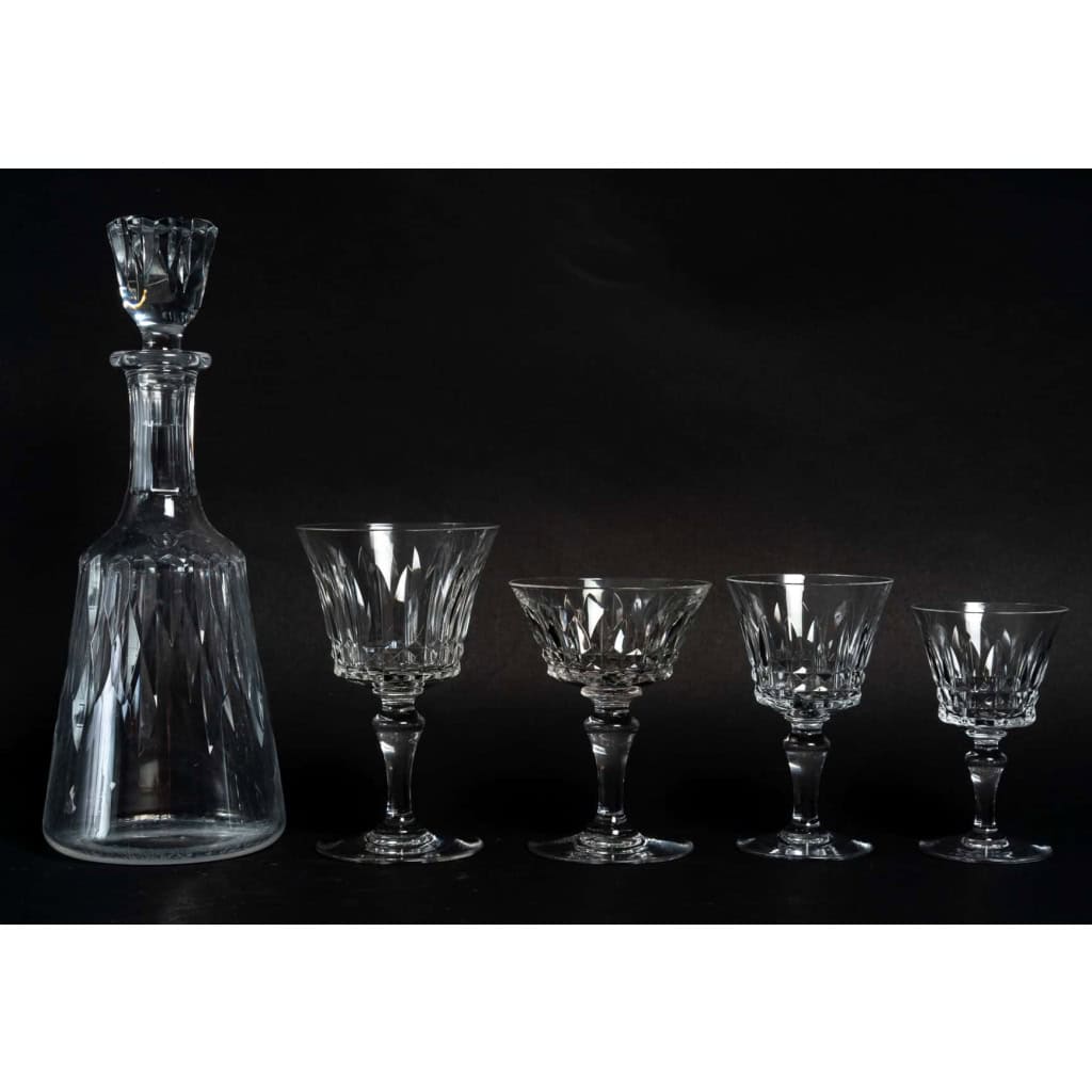 Service de Verres en cristal avec une carafe, Maison Baccarat, modèle Piccadilly, 44 verres, XXème siècle, parfait état. | Biron ||||||||||