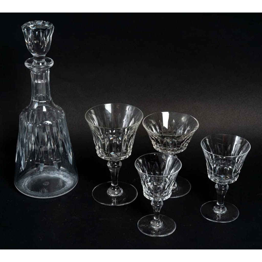 Service de Verres en cristal avec une carafe, Maison Baccarat, modèle Piccadilly, 44 verres, XXème siècle, parfait état. | Biron Service de Verres en cristal avec une carafe, Maison Baccarat, modèle Piccadilly, 44 verres, XXème siècle, parfait état.