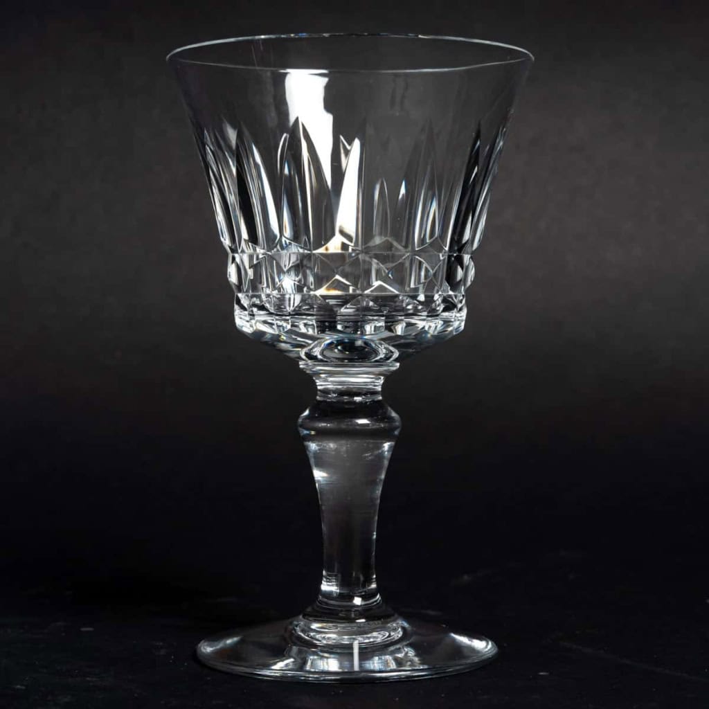 Service de Verres en cristal avec une carafe, Maison Baccarat, modèle Piccadilly, 44 verres, XXème siècle, parfait état. | Biron Service de Verres en cristal avec une carafe, Maison Baccarat, modèle Piccadilly, 44 verres, XXème siècle, parfait état.