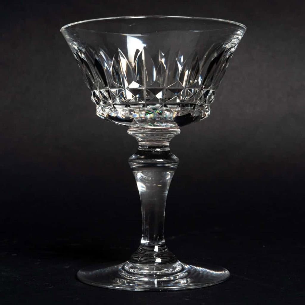 Service de Verres en cristal avec une carafe, Maison Baccarat, modèle Piccadilly, 44 verres, XXème siècle, parfait état. | Biron Service de Verres en cristal avec une carafe, Maison Baccarat, modèle Piccadilly, 44 verres, XXème siècle, parfait état.