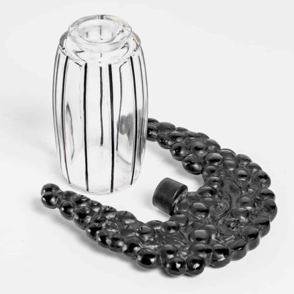 Flacon Tiare « Bouchon Cassis » verre blanc émaillé noir et verre noir de René LALIQUE | Biron Flacon Tiare "Bouchon Cassis" verre blanc émaillé noir et verre noir de René LALIQUE