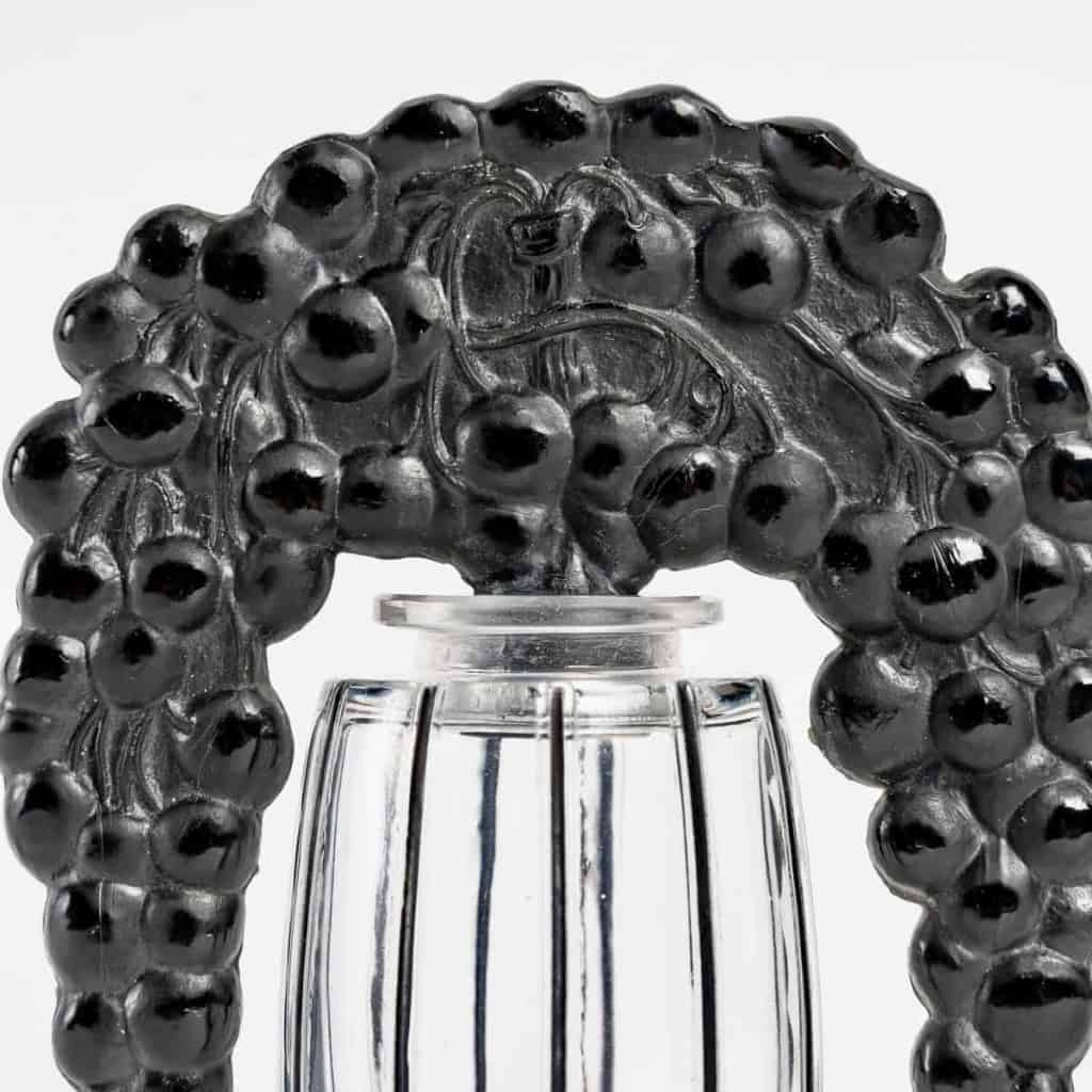 Flacon Tiare « Bouchon Cassis » verre blanc émaillé noir et verre noir de René LALIQUE | Biron Flacon Tiare "Bouchon Cassis" verre blanc émaillé noir et verre noir de René LALIQUE