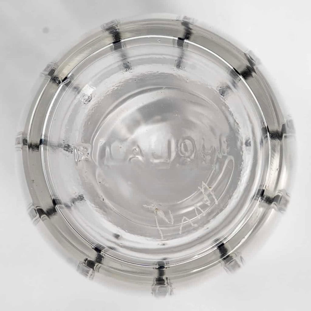 Flacon Tiare « Bouchon Cassis » verre blanc émaillé noir et verre noir de René LALIQUE | Biron Flacon Tiare "Bouchon Cassis" verre blanc émaillé noir et verre noir de René LALIQUE